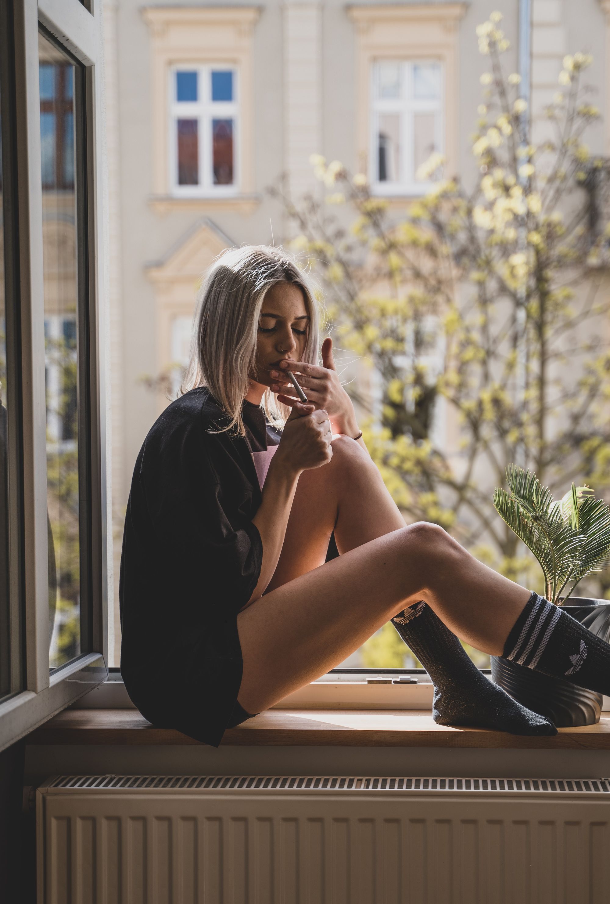 Mujer fumando marihuana