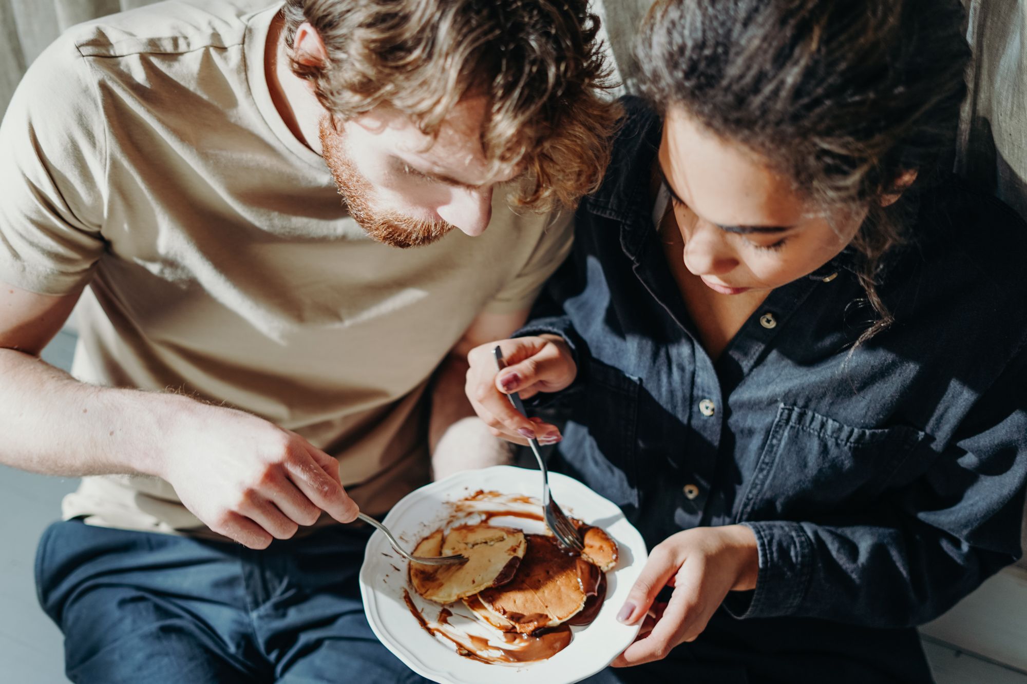 Pareja comiendo munchies