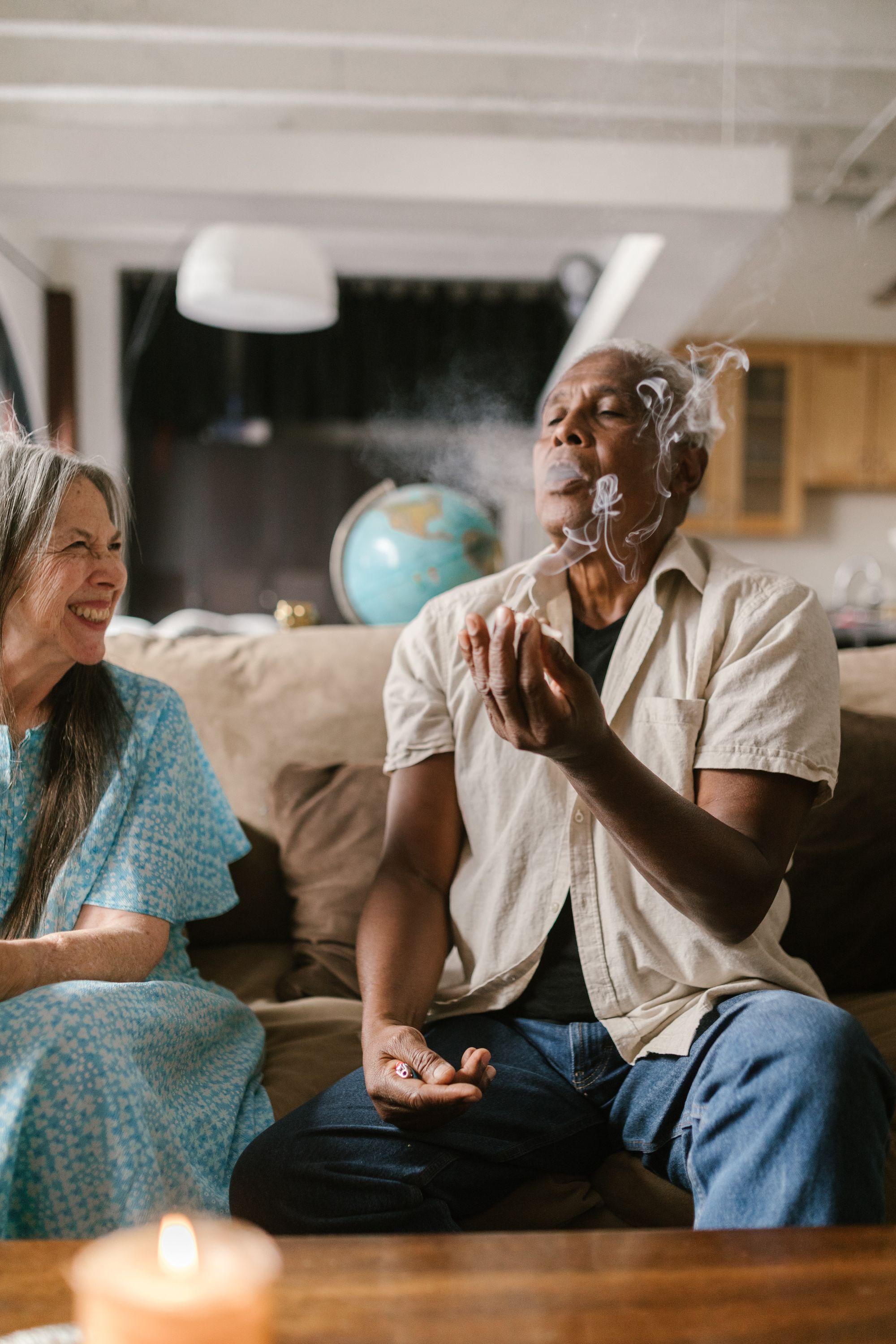 2 personas de edad avanzada fumando cannabis