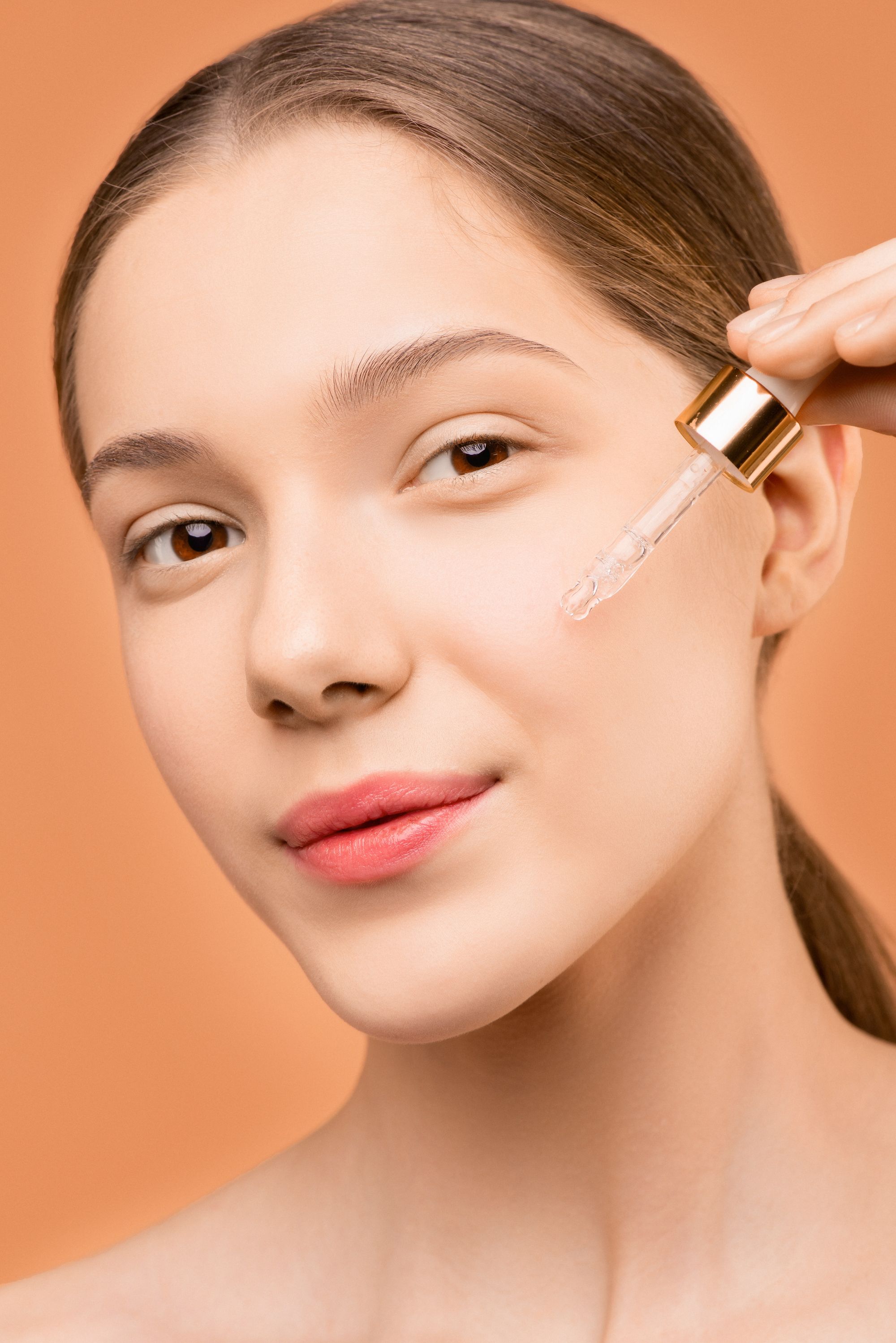 Mujer joven utilizando un serum facial